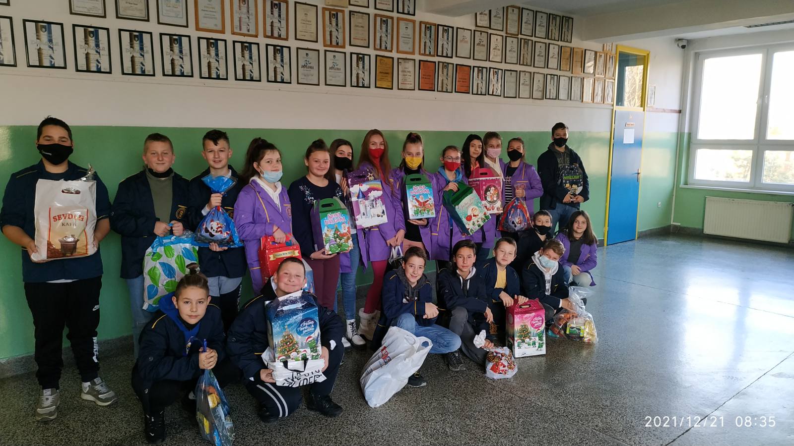 Učenici VI-2 odjeljenja uzeli učešće u humanitarnoj akciji “Paketić sreće za djecu iz Konjević Polja”